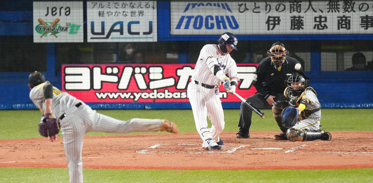 ヤクルト対阪神　3回裏ヤクルト2死一塁、左越えに逆転2点本塁打を放つ村上。投手藤浪（撮影・江口和貴）