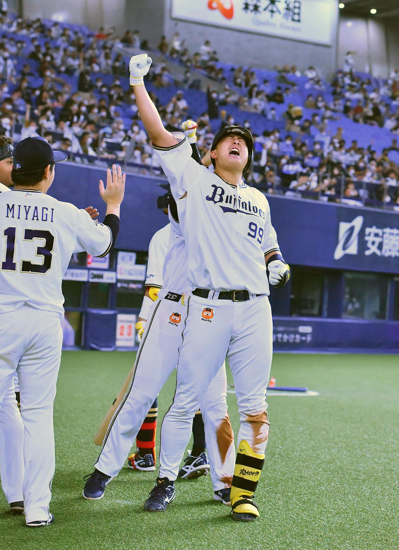 オリックス対ソフトバンク　5回裏オリックス1死二塁、左越えに勝ち越し本塁打を放った杉本は昇天ポーズ（撮影・和賀正仁）