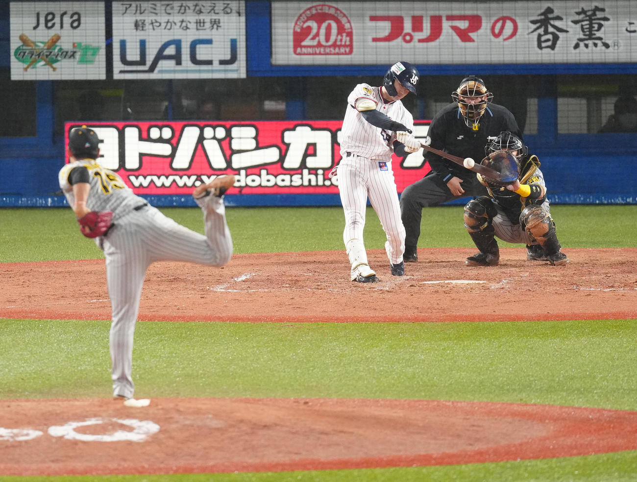ヤクルト対阪神　4回裏ヤクルト1死、ソロ本塁打を放つ長岡。投手西純（撮影・江口和貴）
