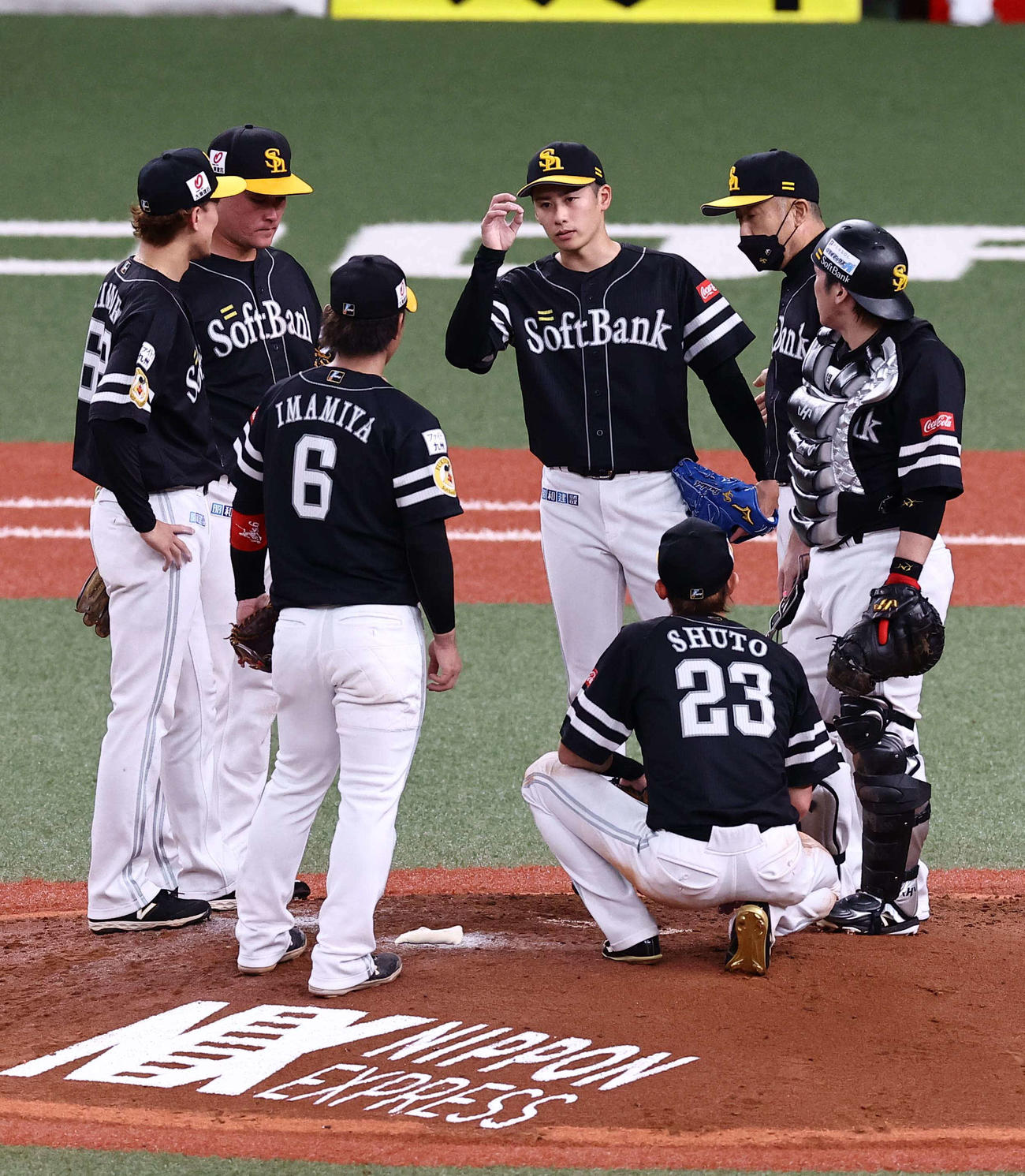 ソフトバンク板東（右から4人目）は3回途中で降板となる（撮影・上田博志）