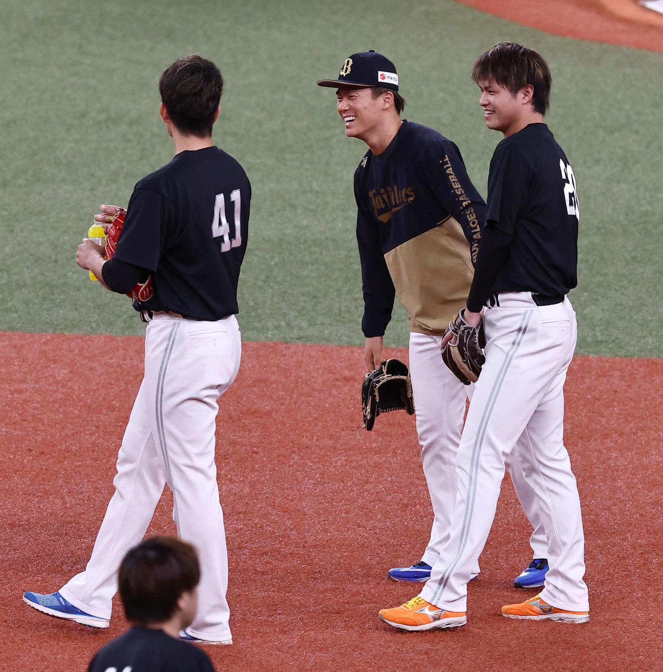 ソフトバンク千賀（左）は、甲斐野（右）オリックス山本由伸と談笑する（撮影・上田博志）