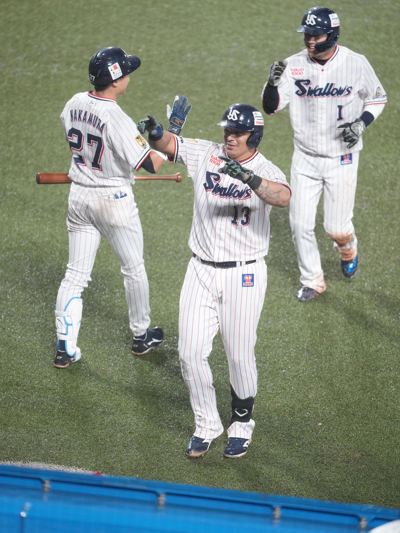 ヤクルト対阪神　5回裏ヤクルト1死二塁、オスナ（中央）は左越えに2点本塁打を放つ（撮影・小沢裕）　