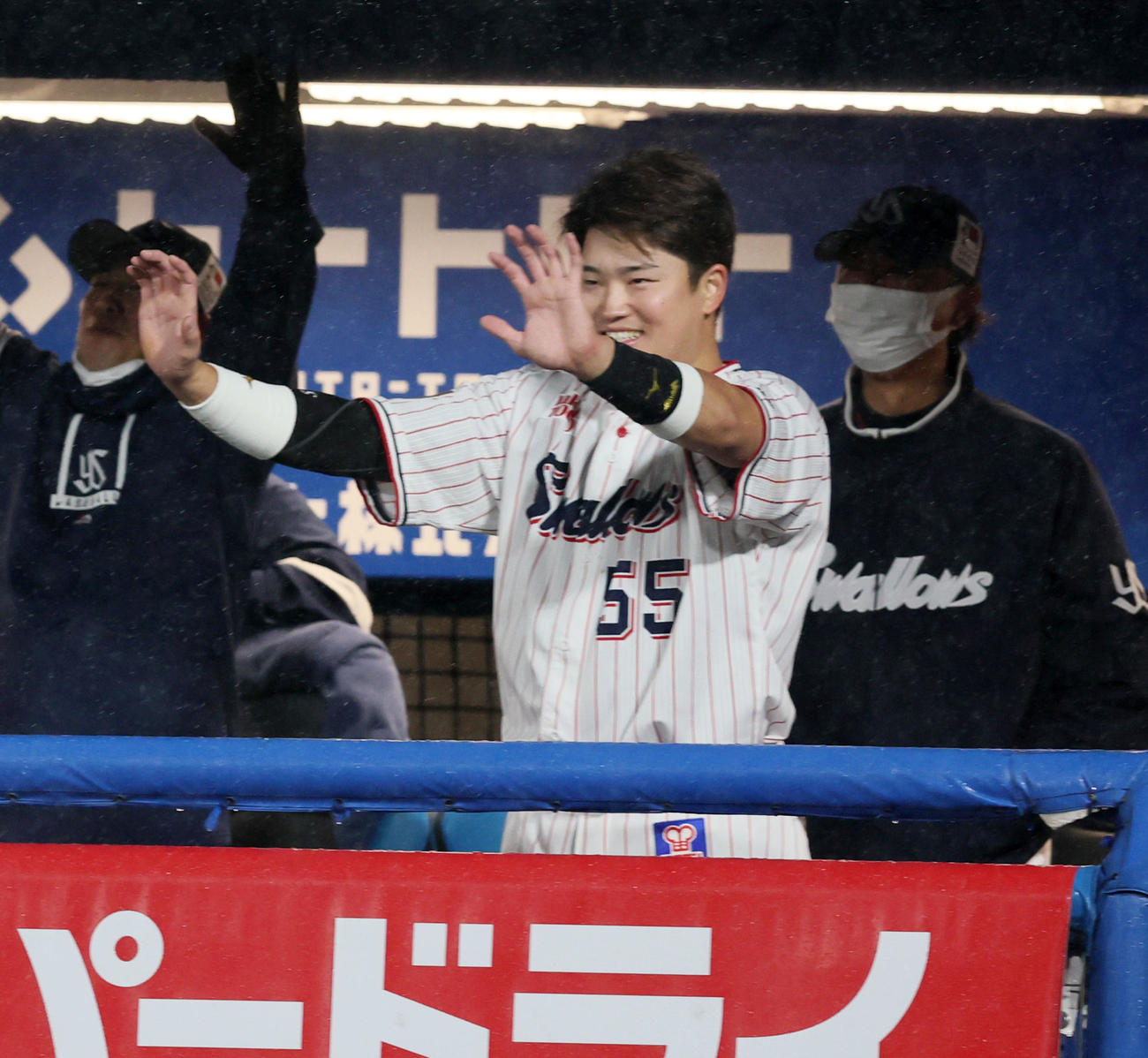 ヤクルト対阪神　5回裏ヤクルト1死二塁、左越え2点本塁打を放ったオスナにベンチから笑顔で手を振る村上（撮影・加藤哉）