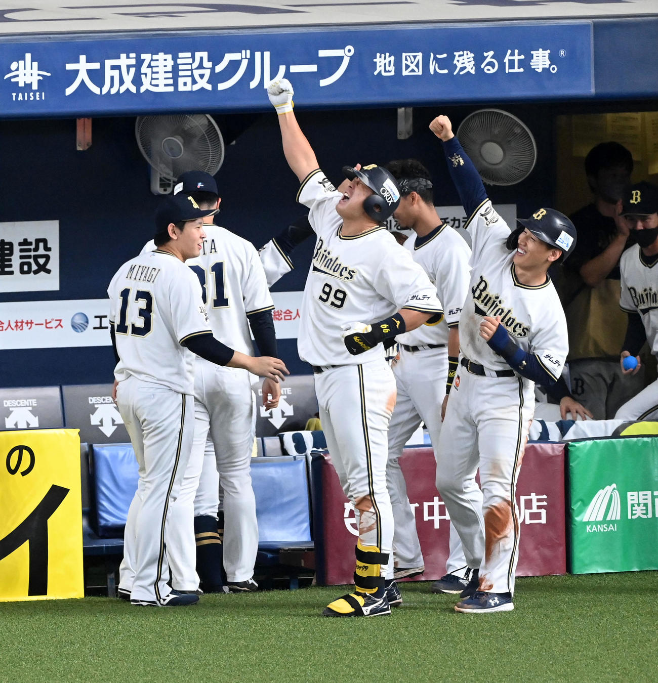 5回裏オリックス1死二塁、勝ち越し2ランを放った杉本（左）はベンチ前で吉田正と昇天ポーズ（撮影・前岡正明）
