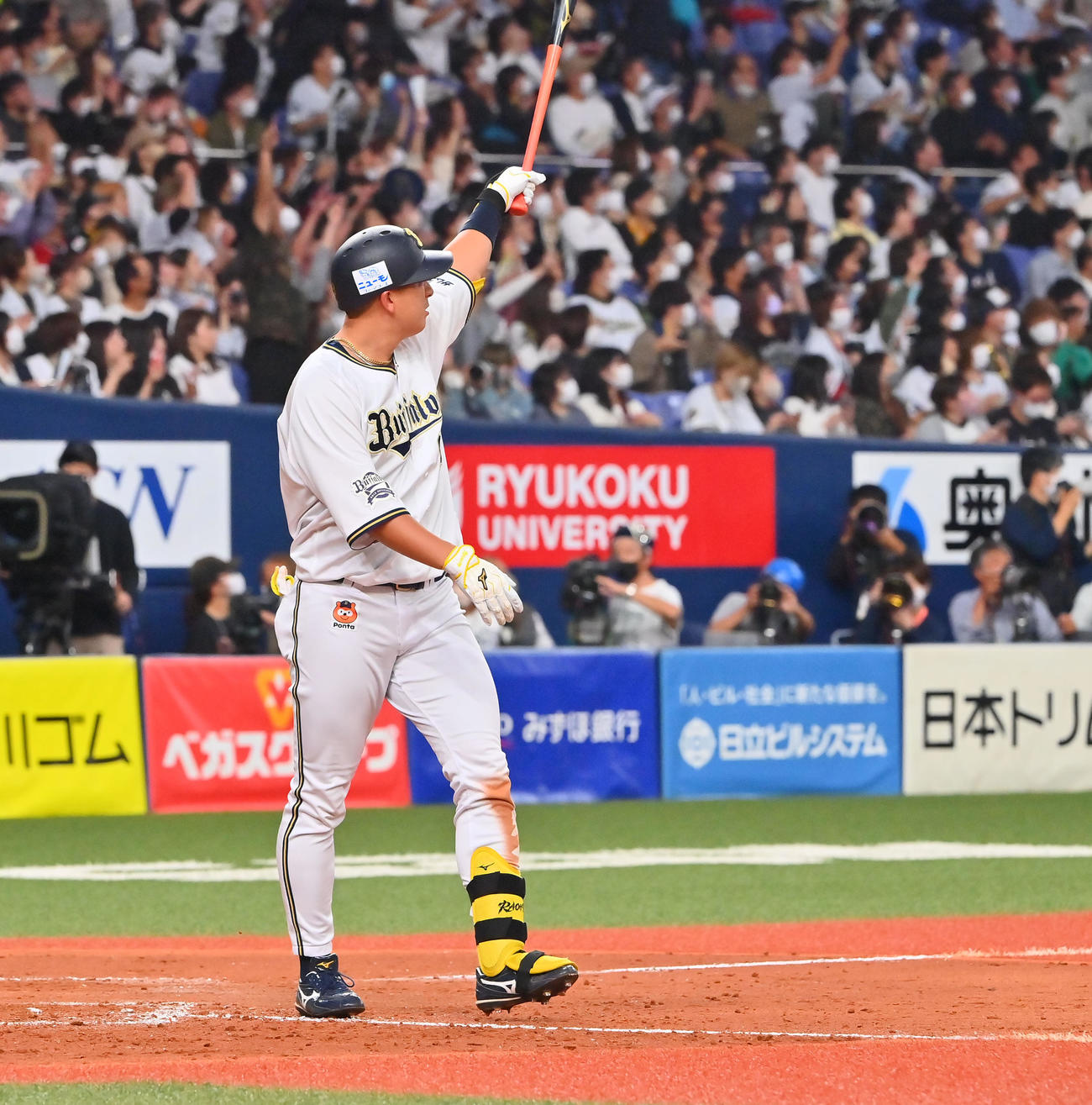 オリックス対ソフトバンク　5回裏オリックス1死二塁、左越えに勝ち越し本塁打を放つ杉本（撮影・和賀正仁）