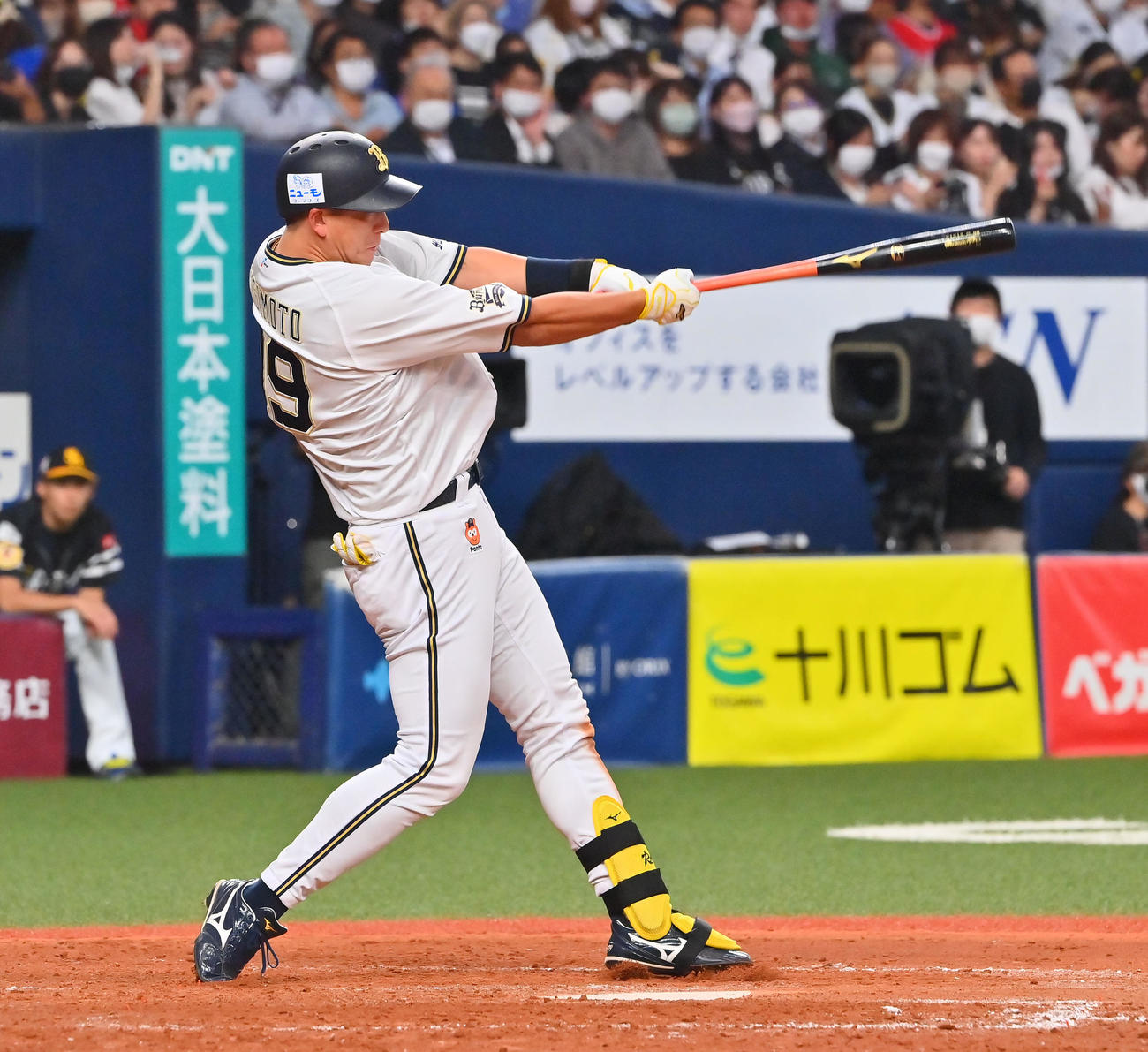 オリックス対ソフトバンク　5回裏オリックス1死二塁、左越えに勝ち越し本塁打を放つ杉本（撮影・和賀正仁）