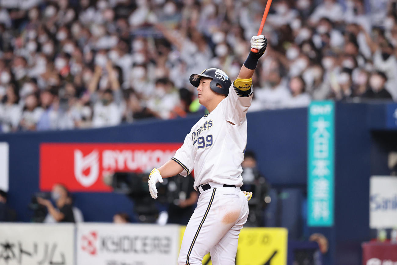 オリックス対ソフトバンク　5回裏オリックス1死二塁、杉本裕太郎は左越えに勝ち越しとなる2点本塁打を放つ（撮影・梅根麻紀）