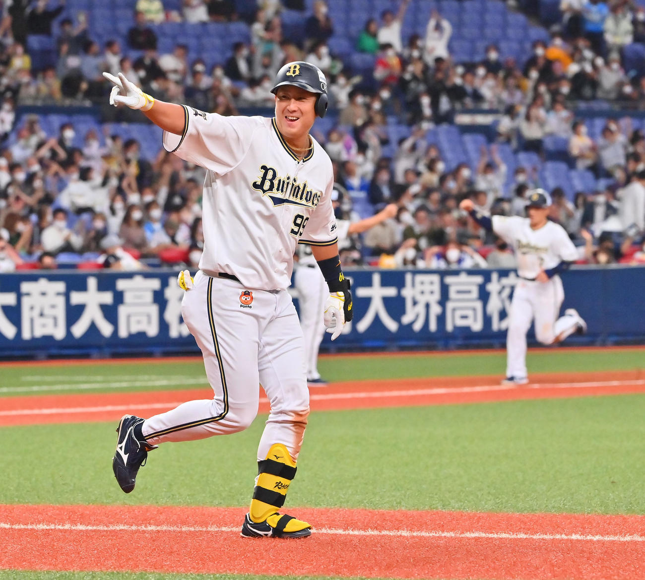 オリックス対ソフトバンク　5回裏オリックス1死二塁、左越えに勝ち越し本塁打を放つ杉本（撮影・和賀正仁）