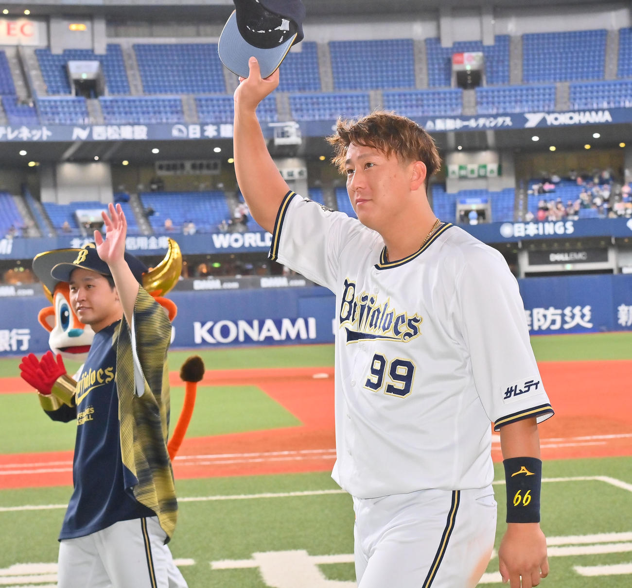 オリックス対ソフトバンク　ヒーローインタビュー後、ファンに手を振る宮城（左）と杉本（撮影・和賀正仁）