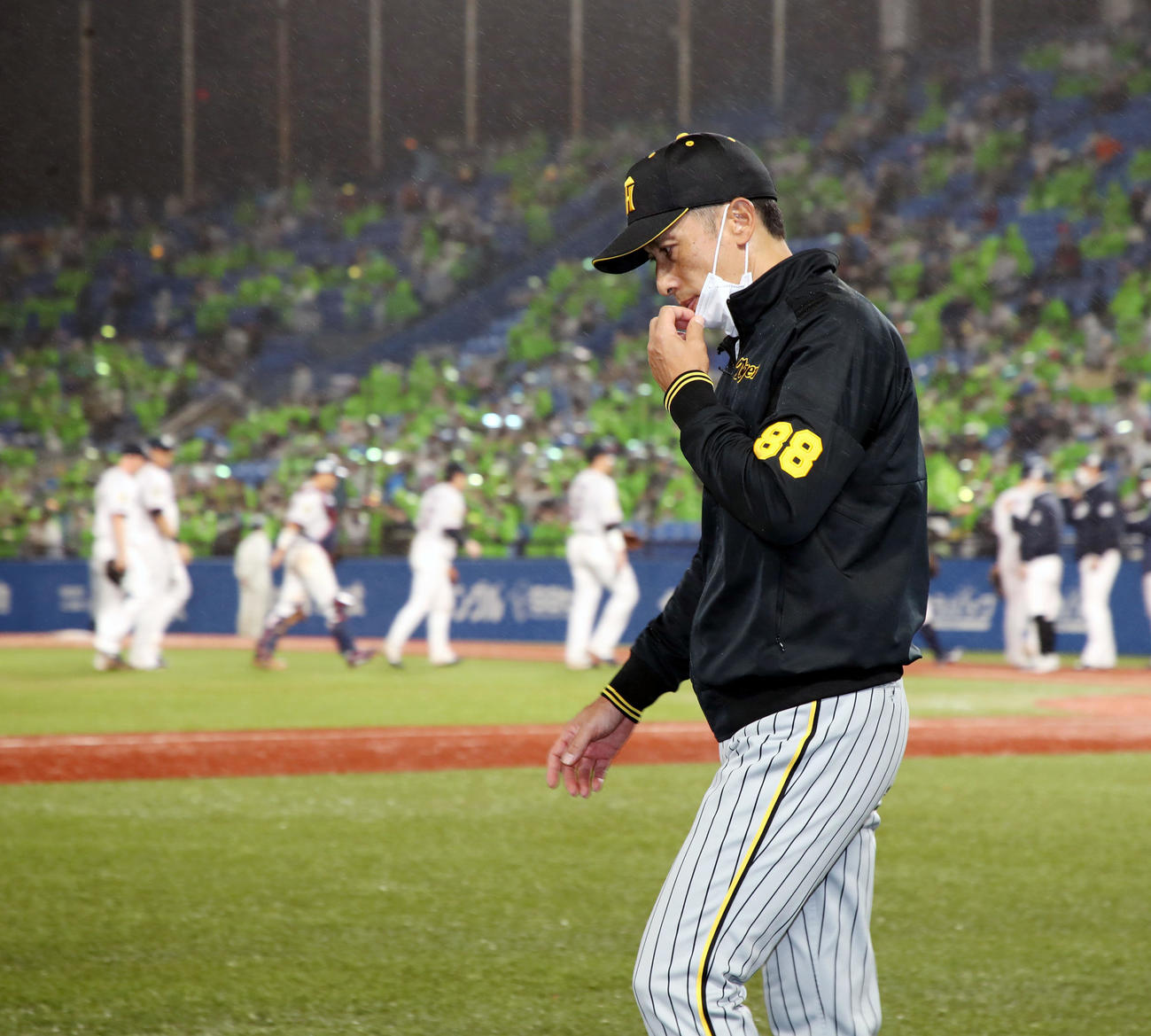 ヤクルト対阪神　ヤクルトに連敗し、無念の表情で引き揚げる矢野監督（撮影・加藤哉）