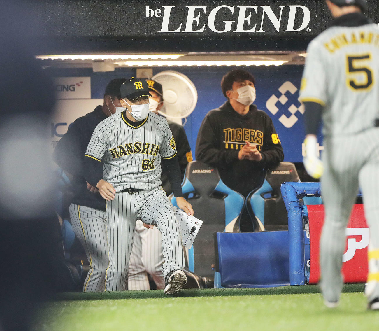 ヤクルト対阪神　6回表を終え、選手交代を告げるためベンチから出る矢野監督（撮影・河田真司）
