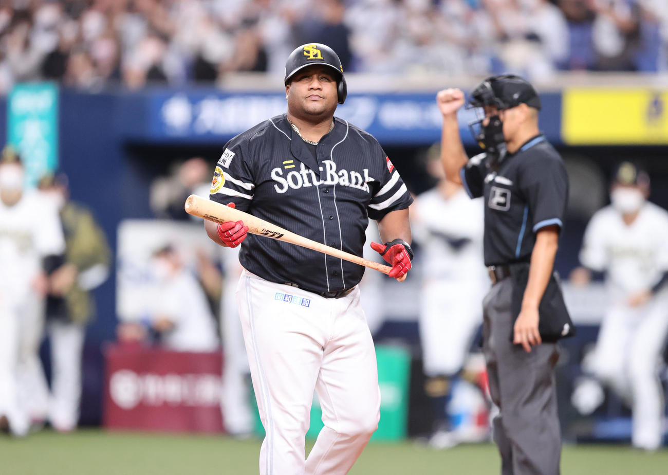 オリックス対ソフトバンク　9回表ソフトバンク2死一、二塁、デスパイネは空振り三振に終わる（撮影・梅根麻紀）