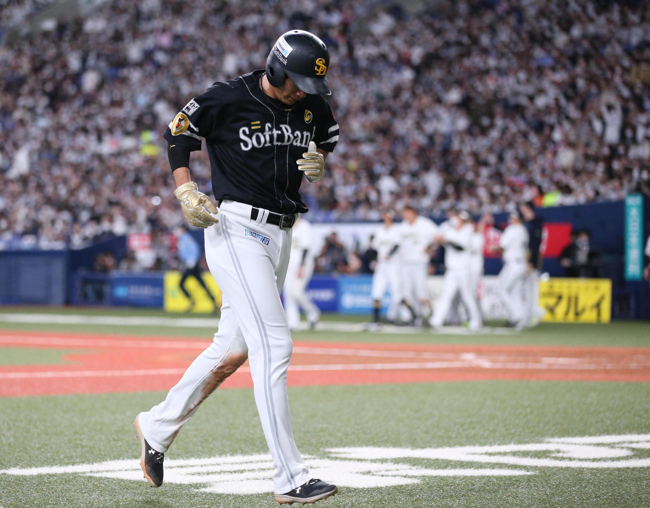オリックス対ソフトバンク　オリックスに連敗し、肩を落として引き揚げる柳田（撮影・梅根麻紀）