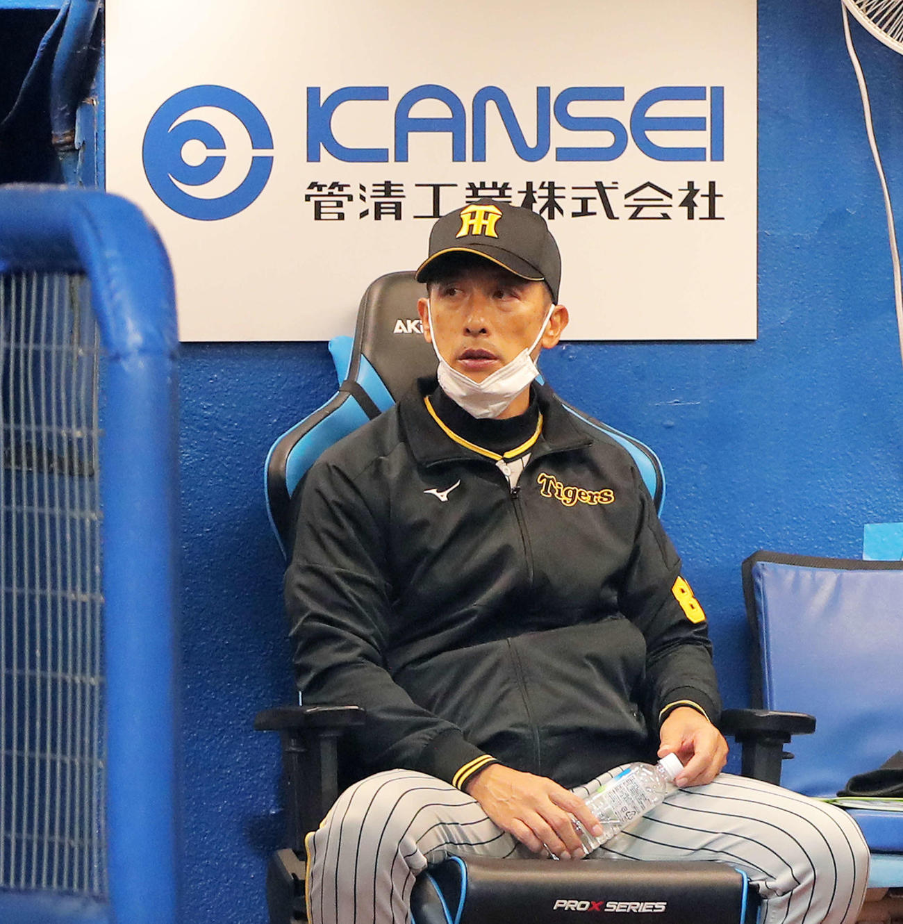 ヤクルト対阪神　5回裏を終え、水分補給する矢野監督（撮影・河田真司）