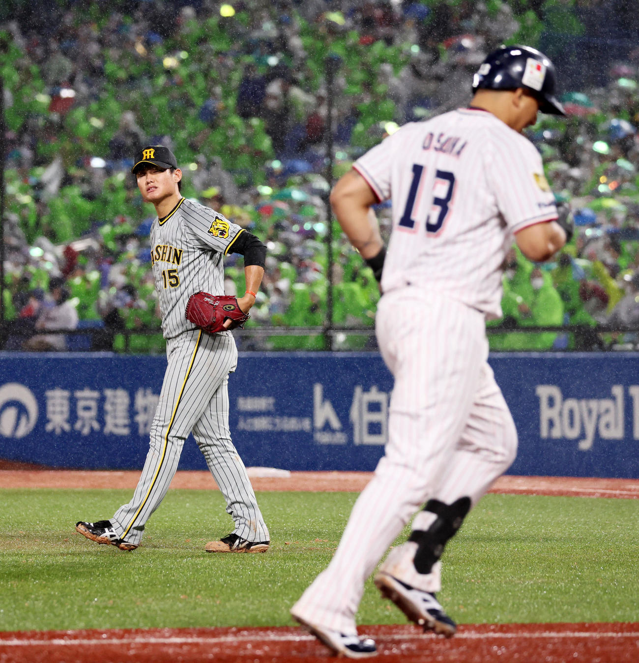 5回裏ヤクルト1死二塁、オスナに左越え2点本塁打を浴びがっくりする西純矢（撮影・加藤哉）