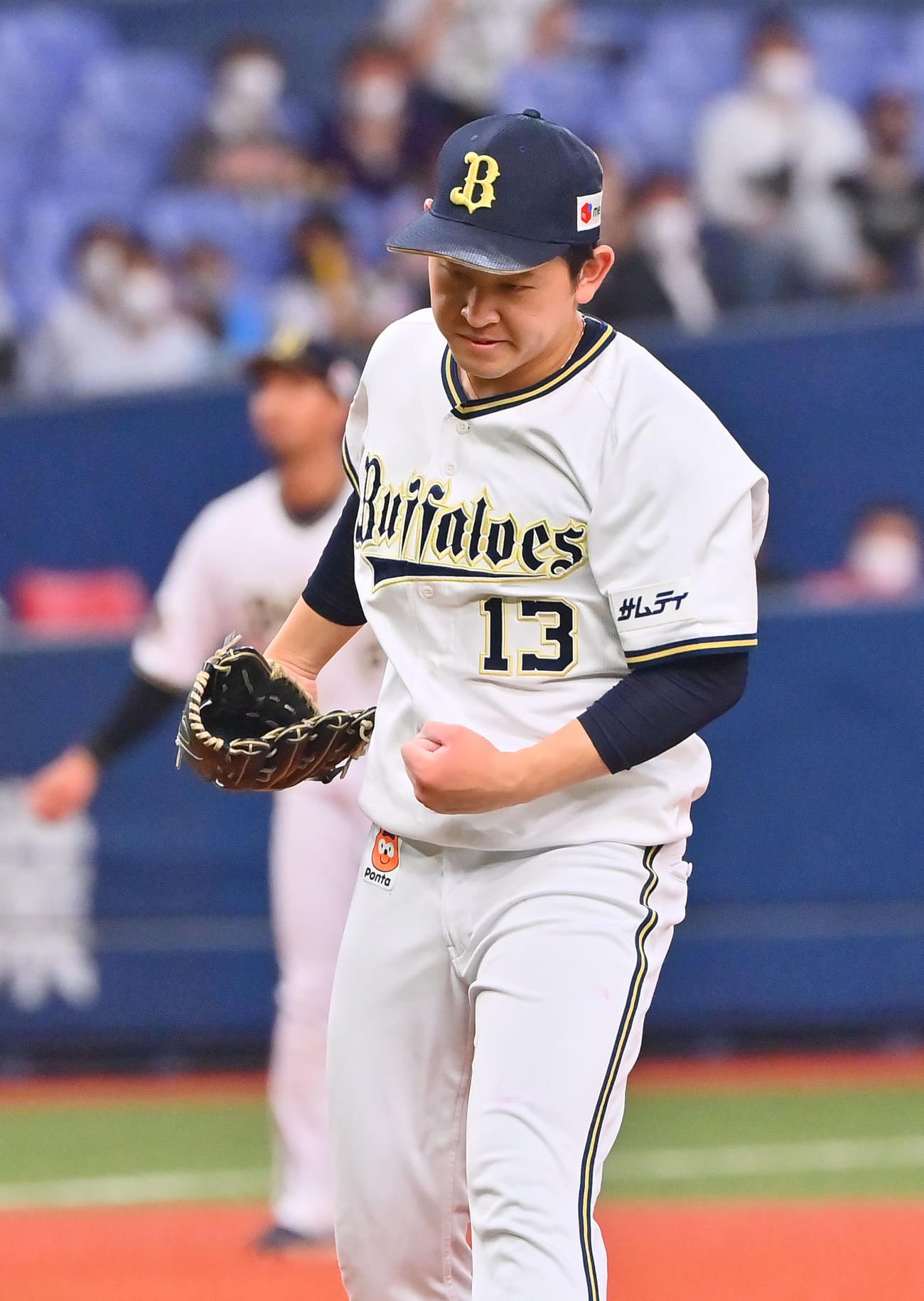 オリックス対ソフトバンク　4回、ソフトバンクの攻撃を3者凡退に抑えガッツポーズする宮城（撮影・和賀正仁）