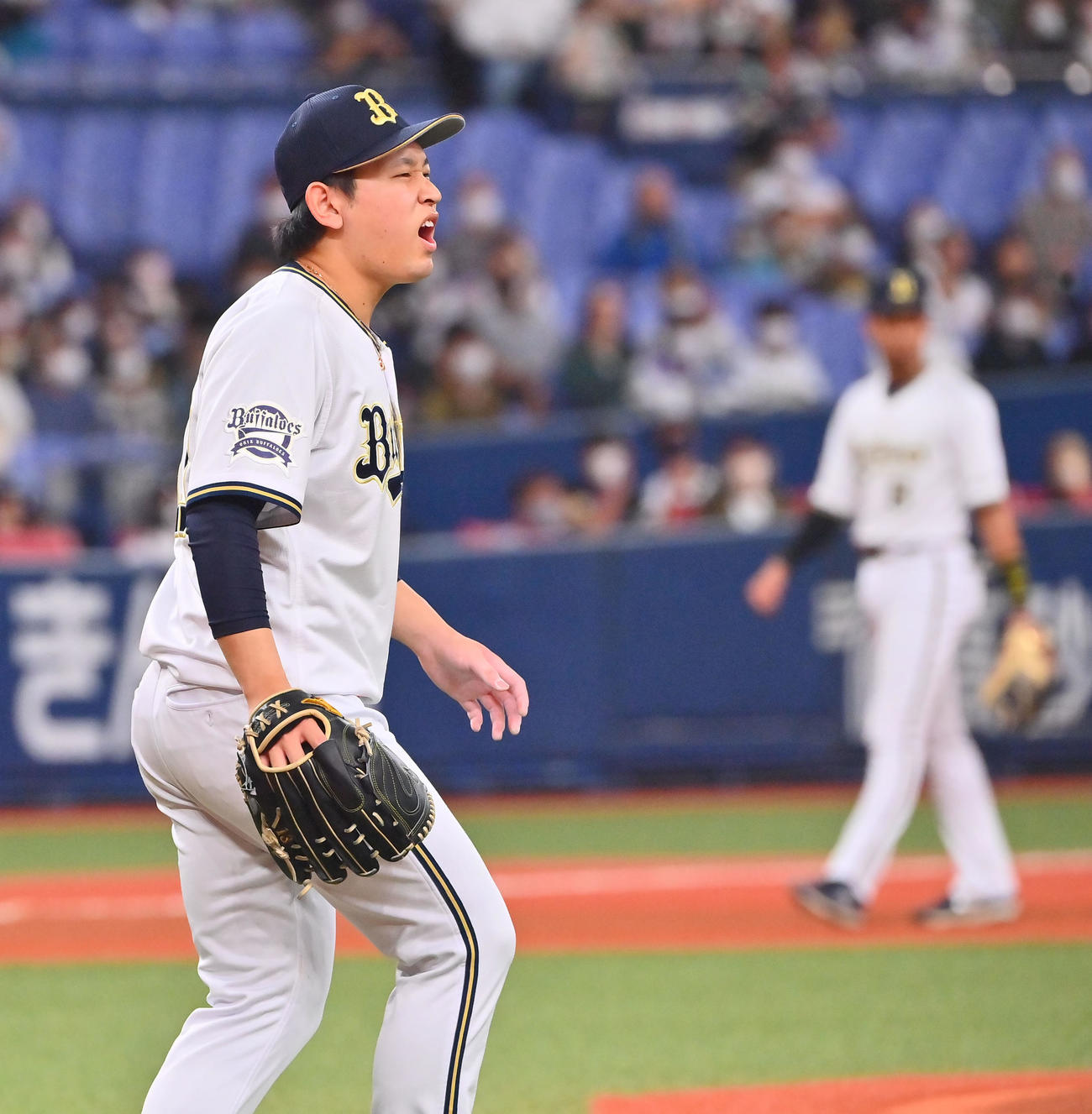 オリックス対ソフトバンク　1回表ソフトバンク1死一、三塁、デスパイネの遊ゴロで併殺崩れの間に先制点を許し声を上げる宮城（撮影・和賀正仁）