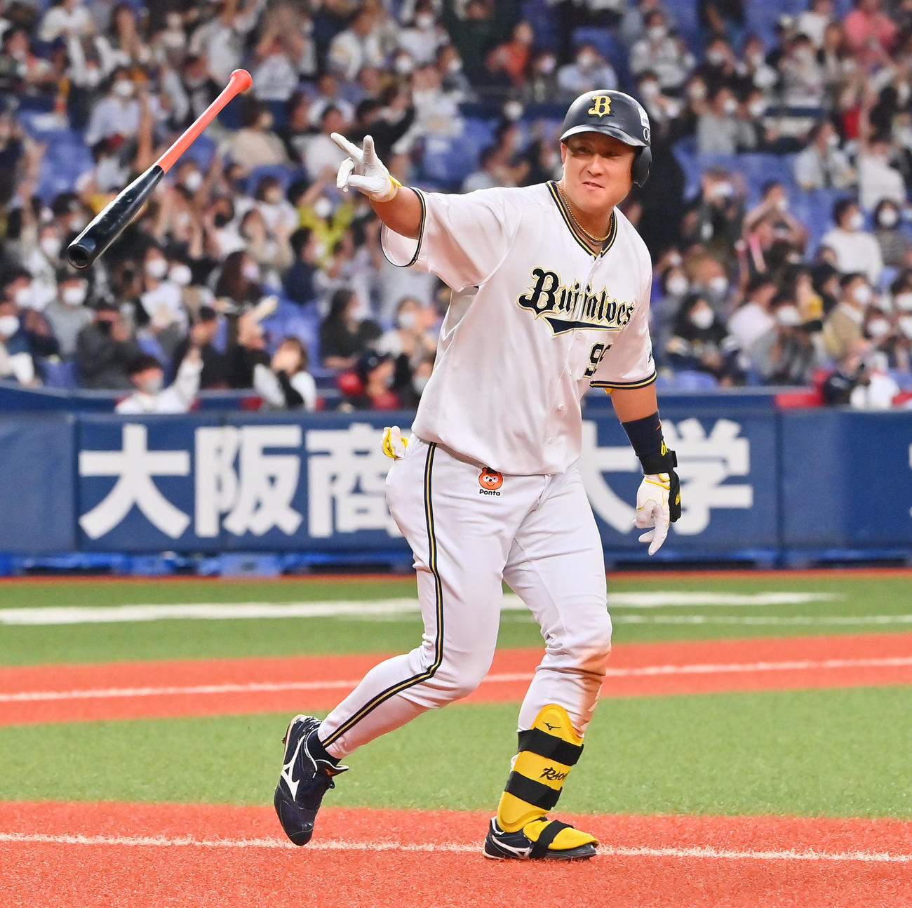 オリックス対ソフトバンク　5回裏オリックス1死二塁、勝ち越し本塁打を放ちベンチに向かってポーズを決める杉本（撮影・和賀正仁）