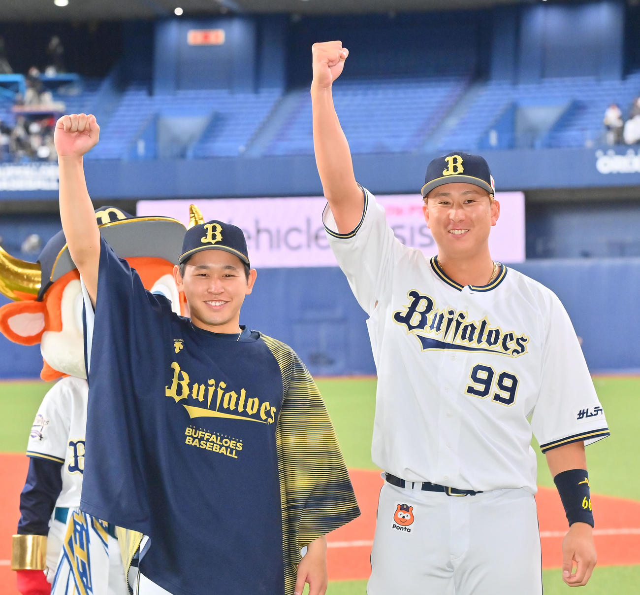オリックス対ソフトバンク　ヒーローインタビュー後、昇天ポーズをする宮城（左）と杉本（撮影・和賀正仁）