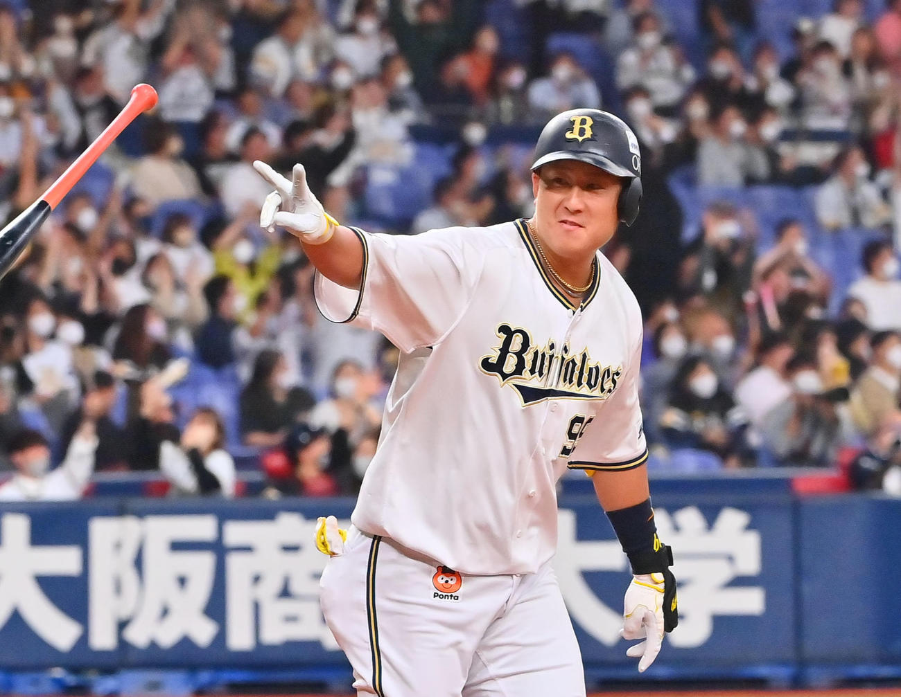 5回裏オリックス1死二塁、勝ち越し本塁打を放ちベンチに向かってポーズを決める杉本（撮影・和賀正仁）