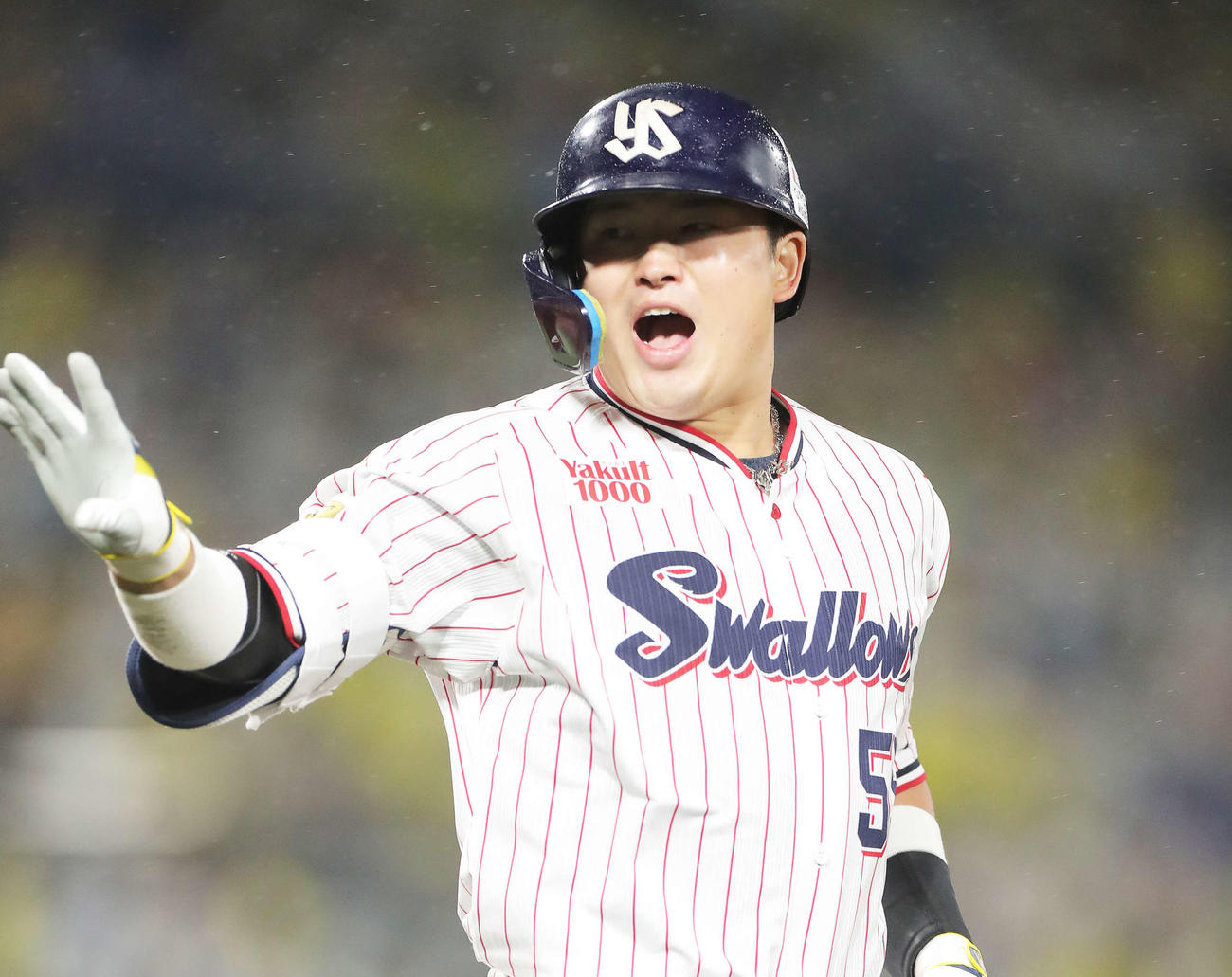 ヤクルト対阪神　3回裏ヤクルト2死一塁、左越え逆転2点本塁打を放ち、ベンチに振り向きほえる村上（撮影・河田真司）