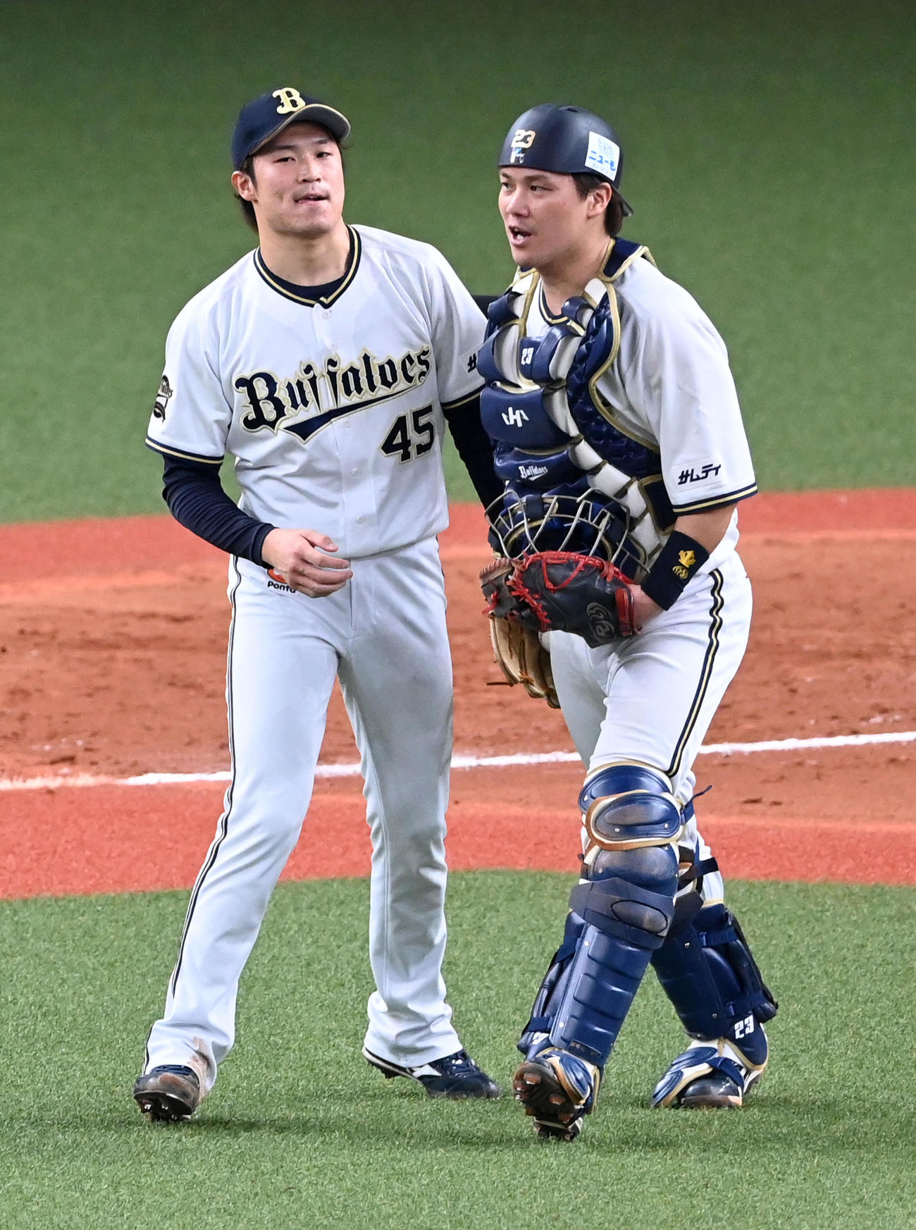 オリックス対ソフトバンク　9回表ソフトバンク2死一、二塁、デスパイネは空振りの三振に打ち取り試合終了、阿部翔太（左）は伏見寅威の祝福を受ける（撮影・前岡正明）
