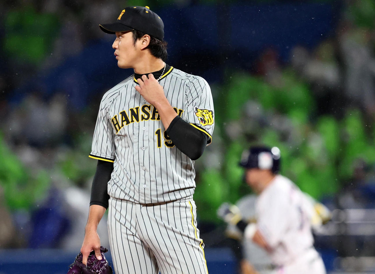 3回裏ヤクルト2死一塁、村上に左越え2点本塁打を浴びた藤浪は打球方向を見つめる（撮影・加藤哉）