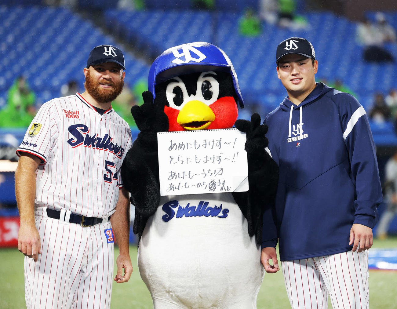 ヤクルト対阪神　阪神に勝利し、写真に納まる、左からサイスニード、つば九郎、村上（撮影・河田真司）