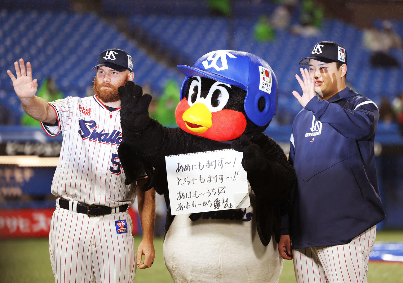 ヤクルト対阪神　阪神に勝利し、写真に納まる、左からサイスニード、つば九郎、村上（撮影・河田真司）