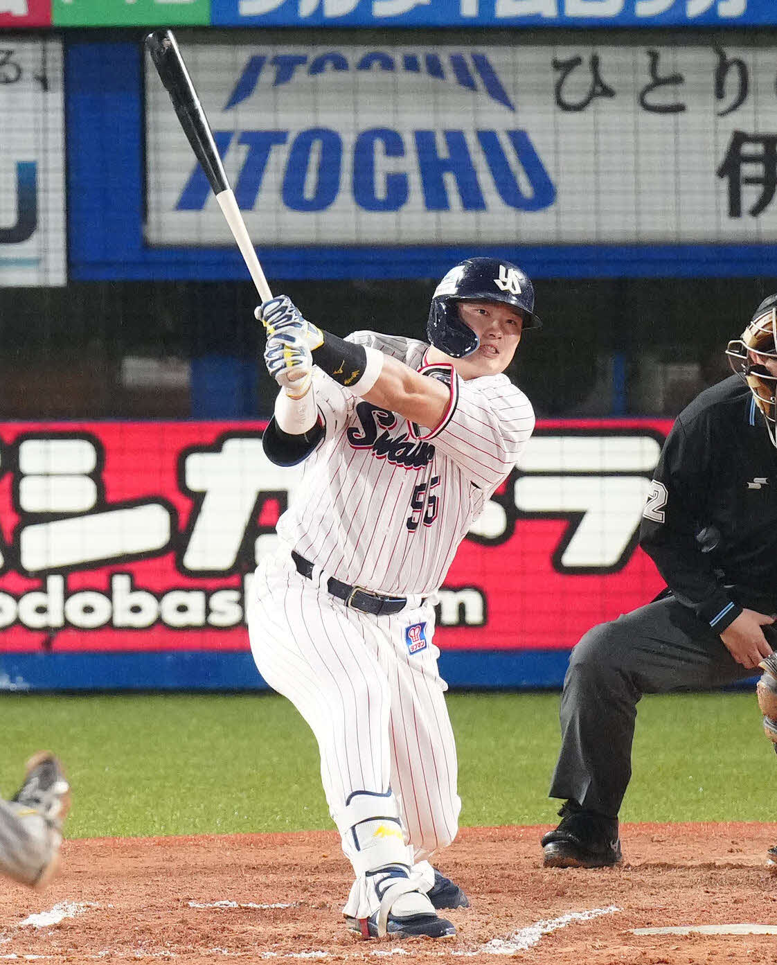 ヤクルト対阪神　3回裏ヤクルト2死一塁、左越えに逆転2点本塁打を放つ村上。投手藤浪（撮影・江口和貴）