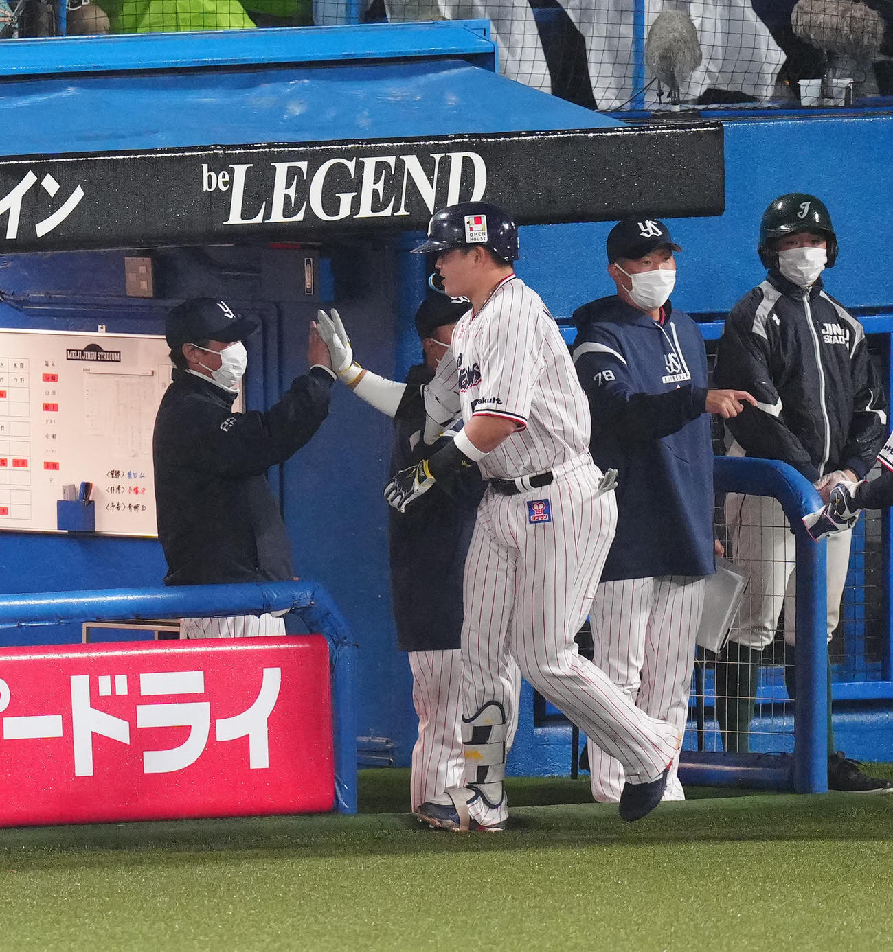 ヤクルト対阪神　3回裏ヤクルト2死一塁、2点本塁打を放った村上とタッチを交わす高津監督（左端）（撮影・江口和貴）
