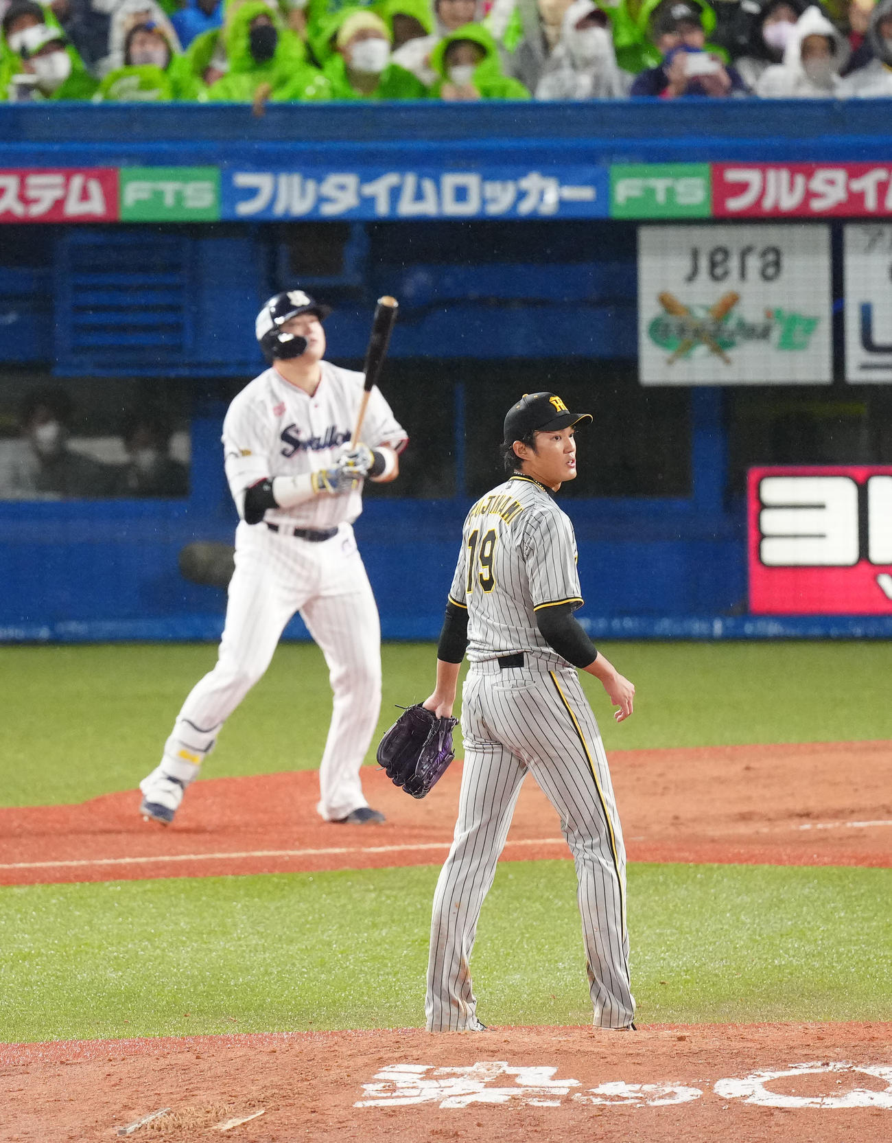 ヤクルト対阪神　3回裏ヤクルト2死一塁、村上（後方）に逆転2点本塁打を浴びる藤浪（撮影・江口和貴）