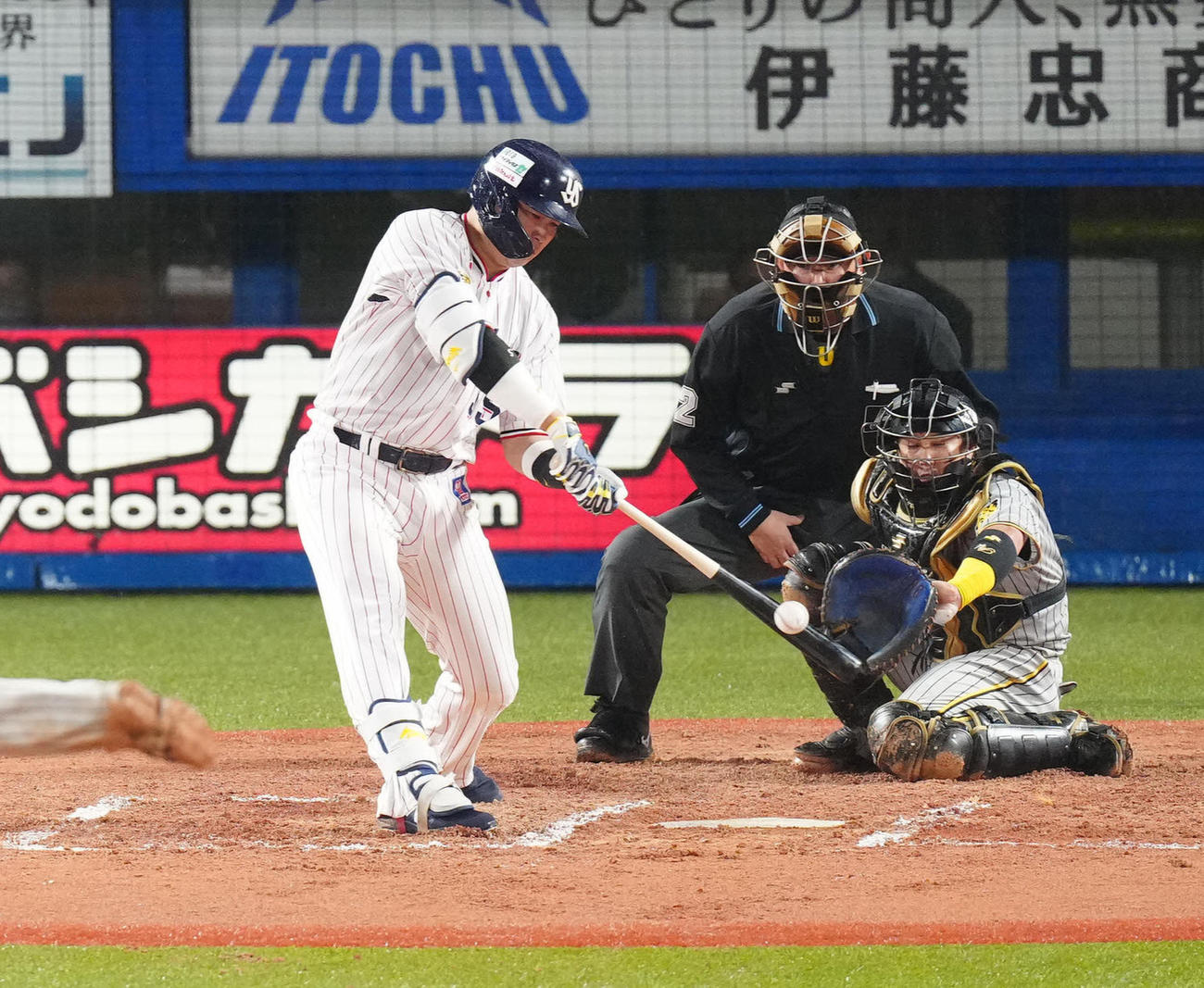 3回裏ヤクルト2死一塁、左越えに逆転2点本塁打を放つ村上宗隆（撮影・江口和貴）