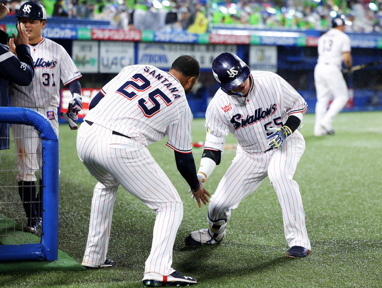 ヤクルト対阪神　回裏ヤクルト2死一塁、左越え逆転2点本塁打で生還し、サンタナ（左）とポーズを決める村上（撮影・河田真司）