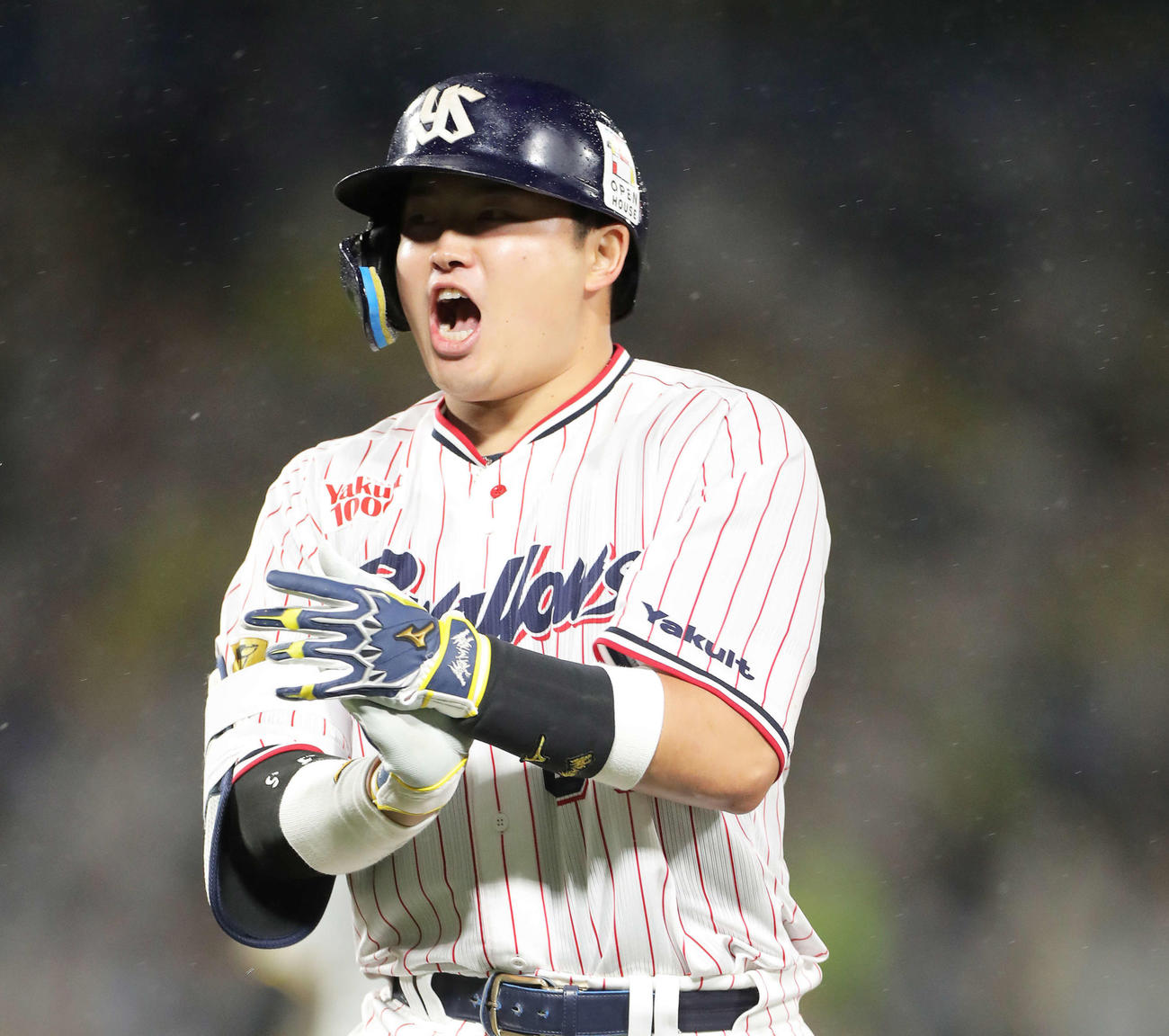 ヤクルト対阪神　3回裏ヤクルト2死一塁、左越え逆転2点本塁打を放ち、ベンチに振り向きほえる村上（撮影・河田真司）