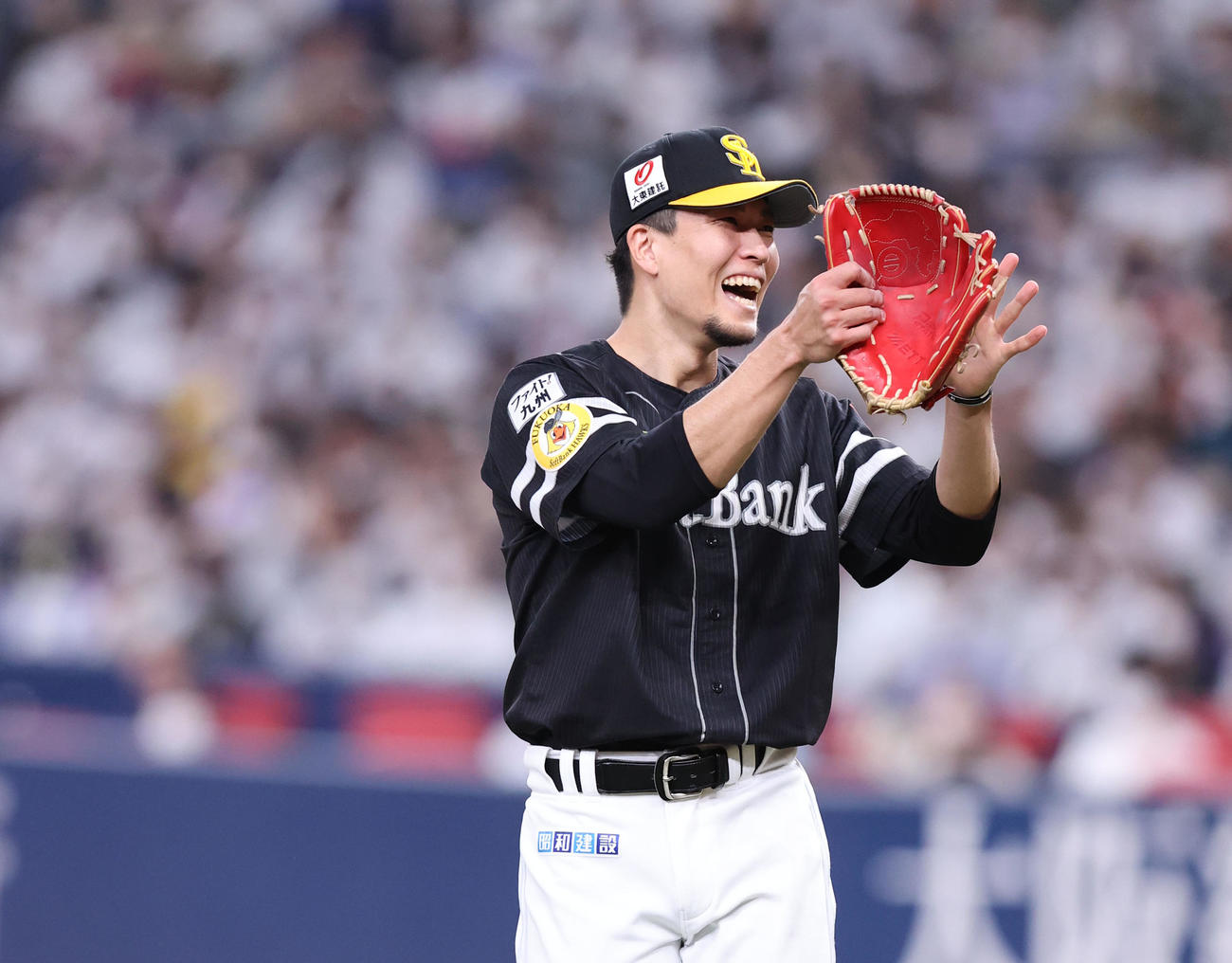 オリックス対ソフトバンク　3回裏オリックス2死、福田周平を二ゴロに仕留めた千賀滉大は二塁手の三森大貴の好守備に歓喜（撮影・梅根麻紀）