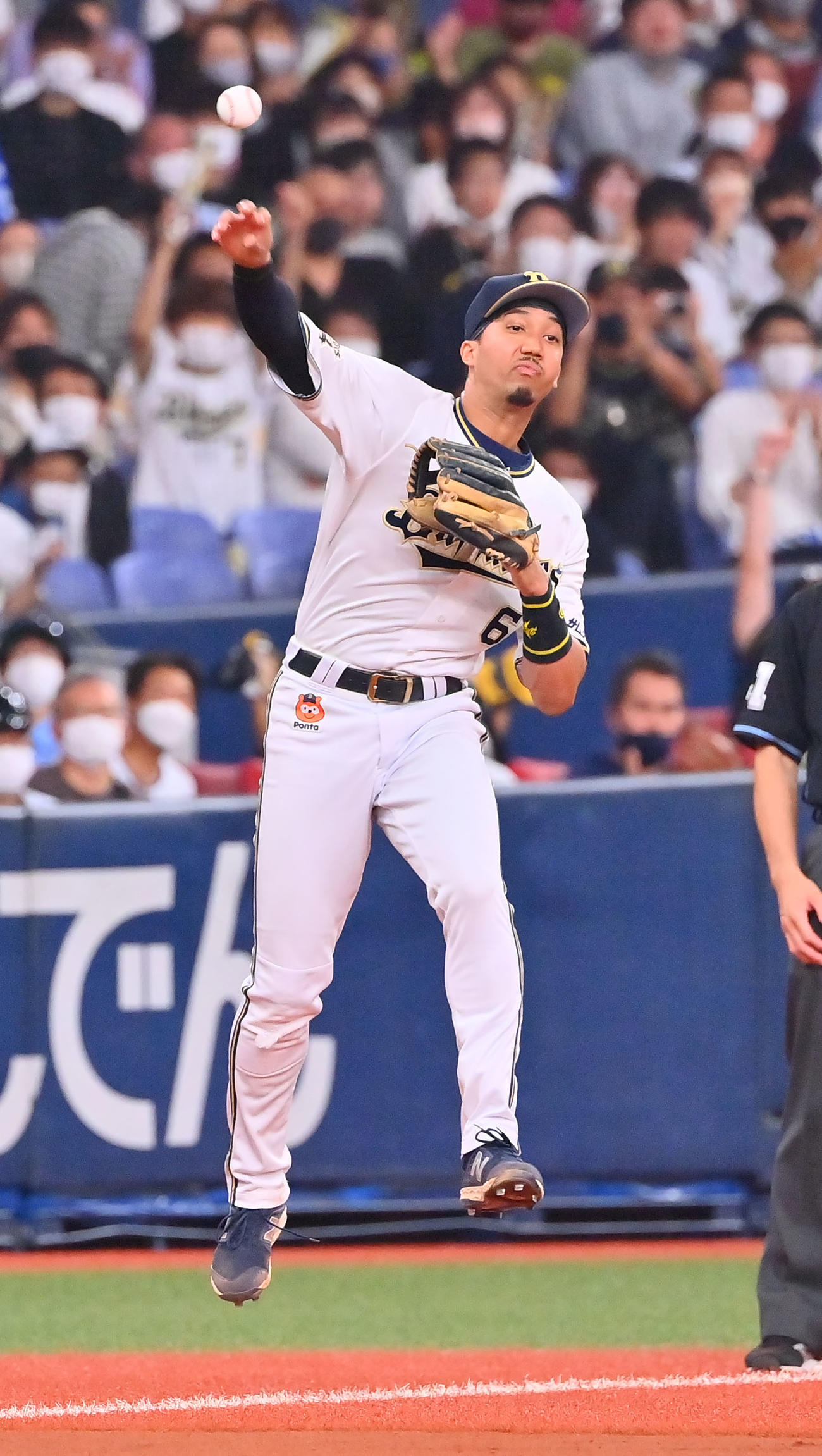オリックス対ソフトバンク　6回表ソフトバンク1死一塁、今宮の打球を好捕し封殺を狙って一塁に送球する宗（撮影・和賀正仁）