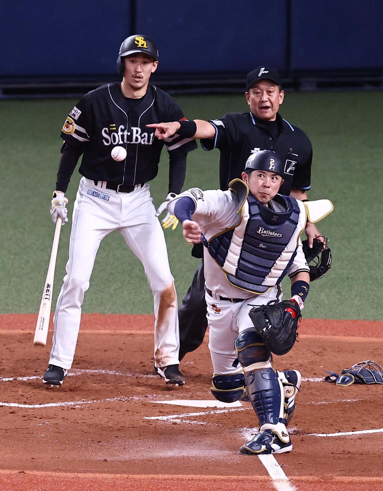 オリックス対ソフトバンク　5回表ソフトバンク無死二塁、若月は三森のバントを三塁へ送球するも二塁走者の甲斐はセーフとなる（撮影・上田博志）