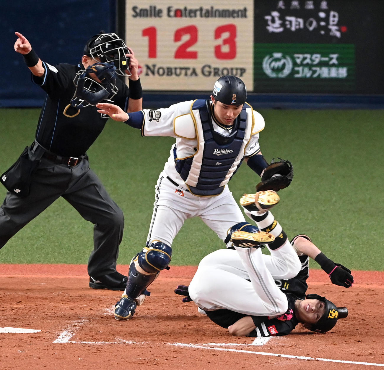オリックス対ソフトバンク　5回表ソフトバンク1死三塁、周東はスクイズを外される（撮影・前岡正明）