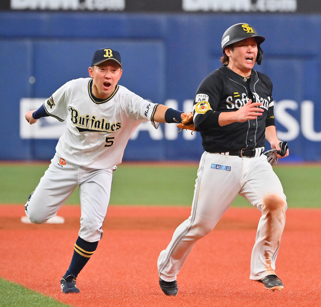 オリックス対ソフトバンク　7回表ソフトバンク1死、盗塁を試みた甲斐だったが狭殺プレーでタッチアウト、野手は西野（撮影・和賀正仁）