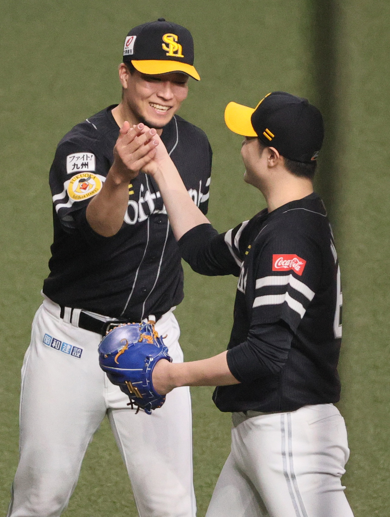 オリックス対ソフトバンク　7回途中で交代となったソフトバンク千賀（左）は後続を仕留めた松本を笑顔で出迎える（撮影・上山淳一）