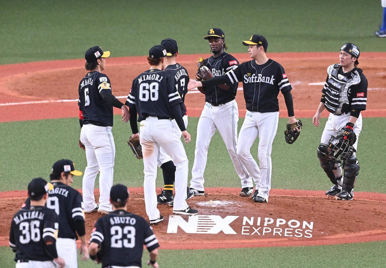オリックス対ソフトバンク　オリックスに勝利、喜ぶソフトバンクナイン（撮影・前岡正明）