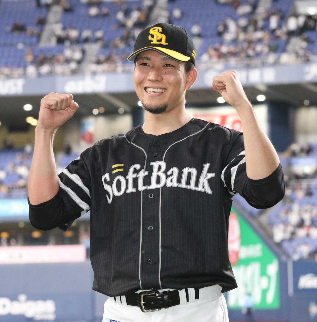 オリックス対ソフトバンク　勝利投手となった千賀は笑顔でガッツポーズ（撮影・梅根麻紀）