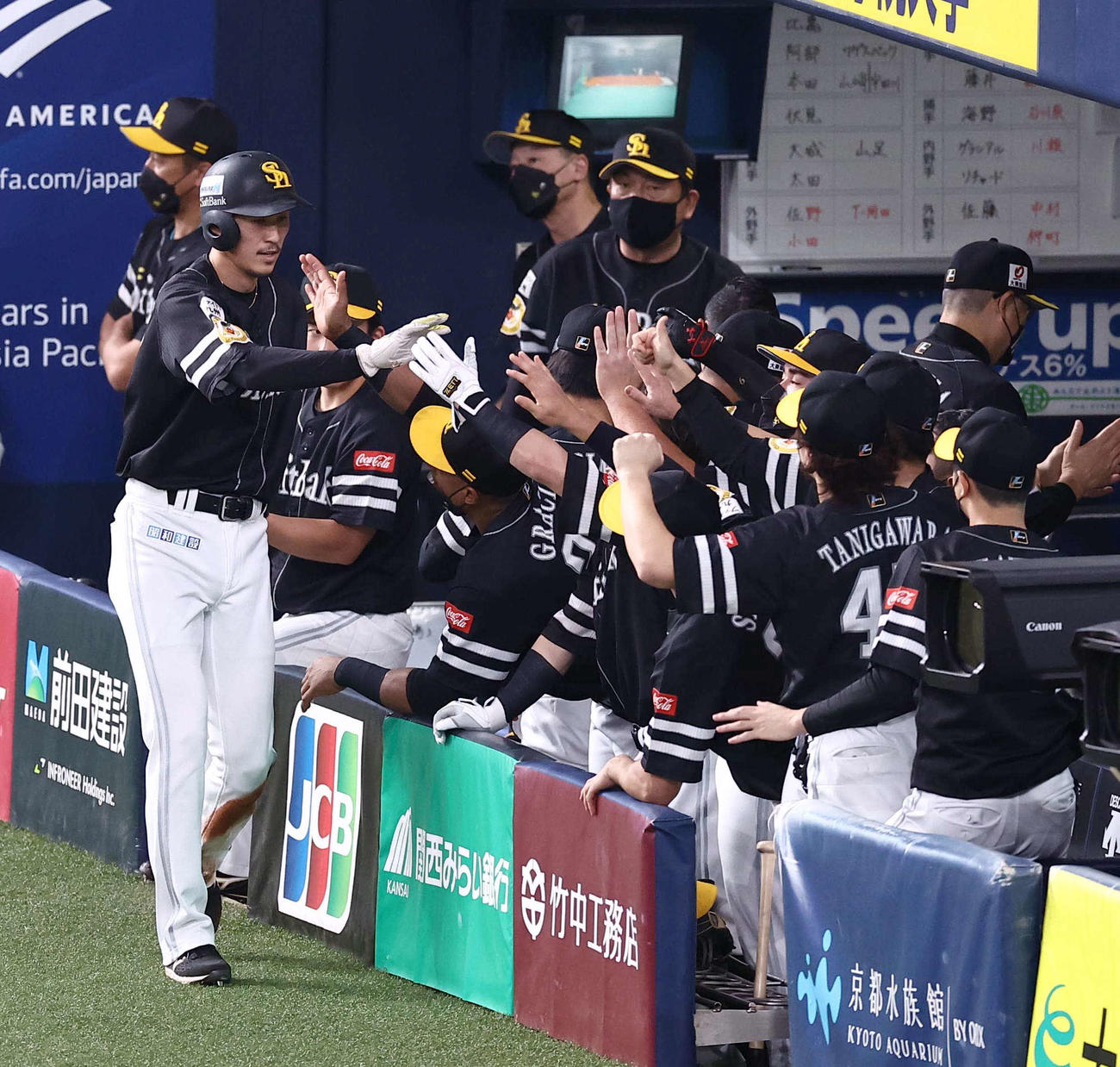 オリックス対ソフトバンク　1回表ソフトバンク無死二塁、田嶋の暴投で生還する三森（撮影・上田博志）