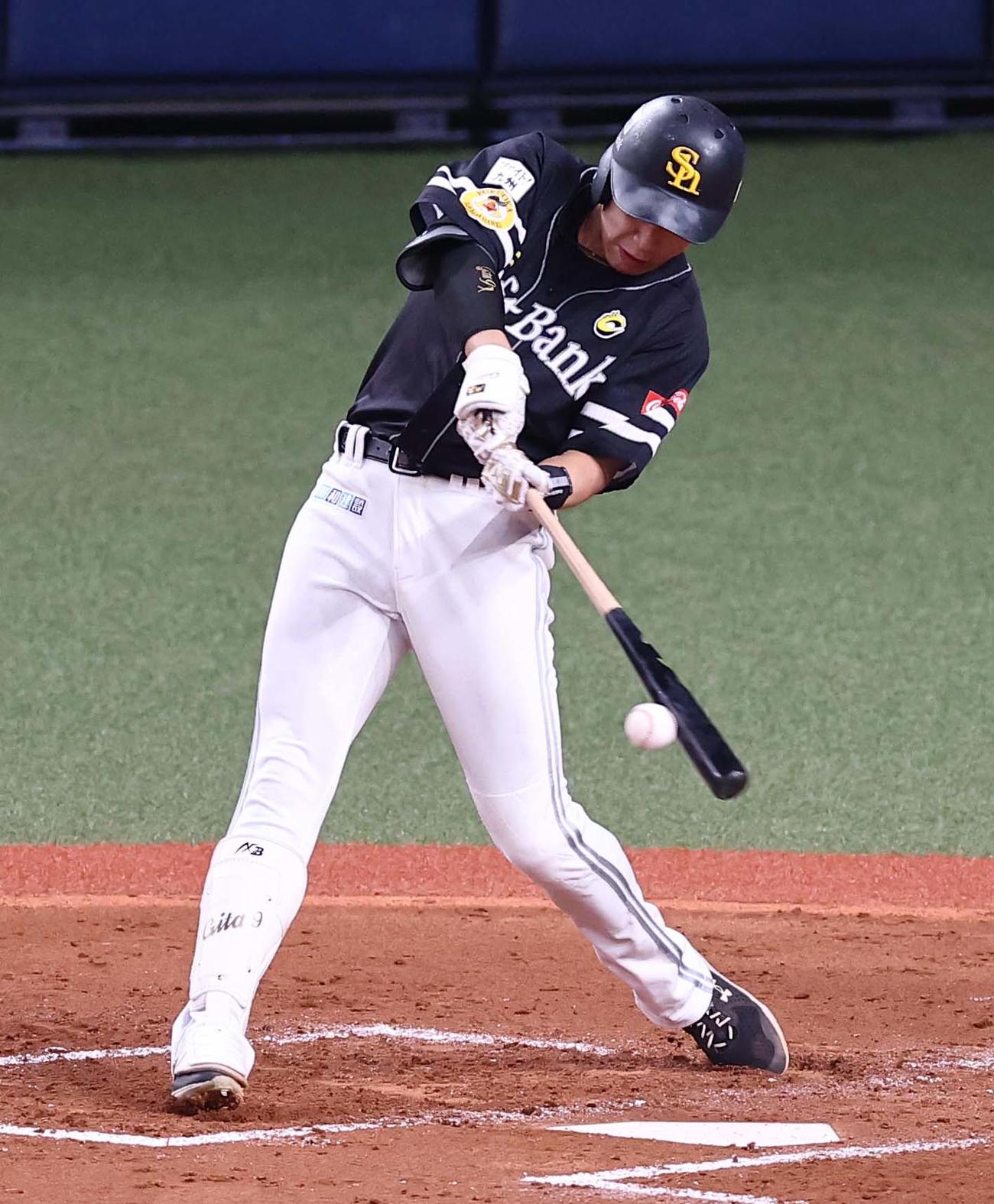 オリックス対ソフトバンク　3回表ソフトバンク1死、柳田は左前打を放つ（撮影・上田博志）