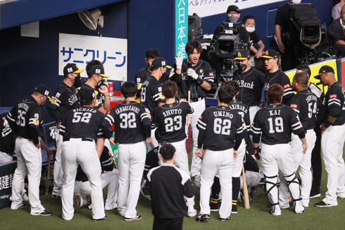 オリックス対ソフトバンク　試合前、ベンチの前で円陣を組むソフトバンクナイン（撮影・上山淳一）