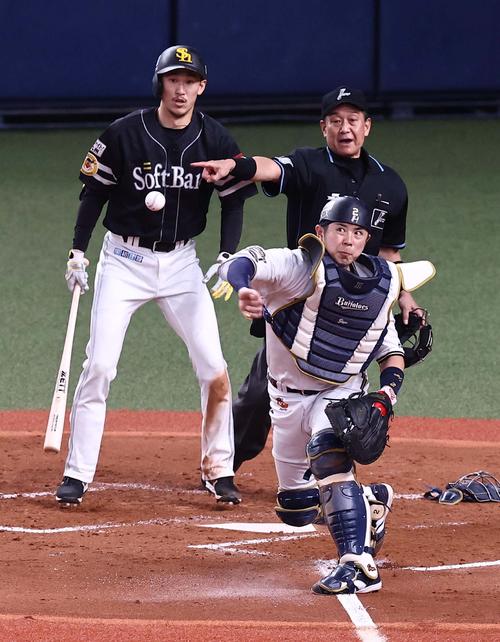 オリックス対ソフトバンク　5回表ソフトバンク無死二塁、若月は三森のバントを三塁へ送球するも二塁走者の甲斐はセーフとなる（撮影・上田博志）