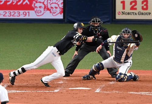 オリックス対ソフトバンク　5回表ソフトバンク1死三塁、周東はスクイズを外される（撮影・前岡正明）