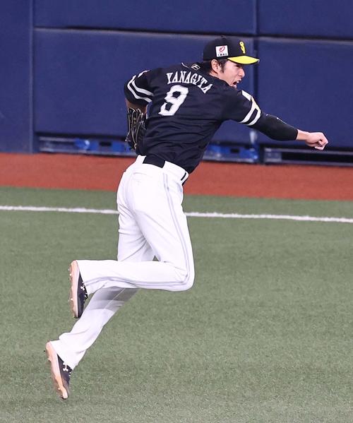 オリックス対ソフトバンク　6回裏オリックス2死一塁、柳田は宗の右前打で三塁進塁を狙う福田を刺す（撮影・上田博志）