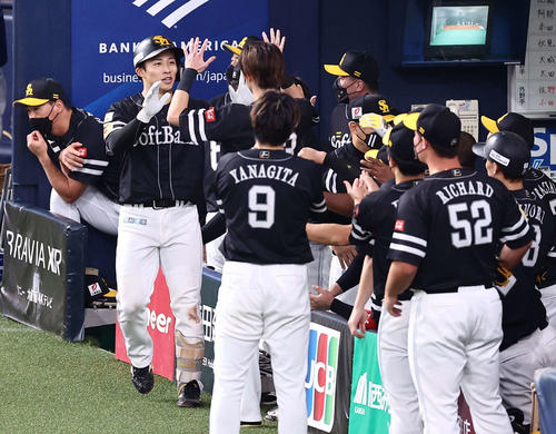 オリックス対ソフトバンク　7回表ソフトバンク1死、野村勇は右越え本塁打を放ちナインとハイタッチ（撮影・上田博志）